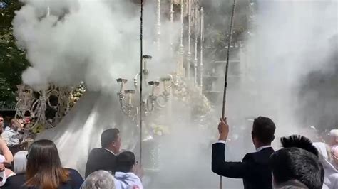 Video Arde un trozo del manto de la Virgen en la procesión de