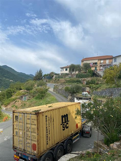 San Colombano Un Tir Incastrato Sulla Strada Comunale Telenord It