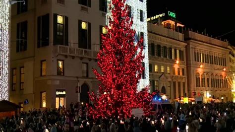 A Genova Si Accende Di Sera L Albero Di Natale In Piazza De Ferrari