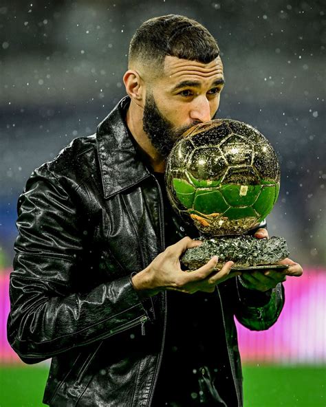 Karim Benzema Presents His Ballon D Or To The Santiago Bernab U B R