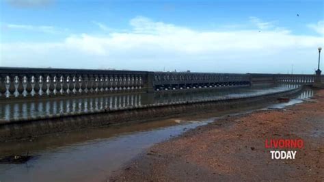 Maltempo Livorno Lungomare Devastato Video E Foto