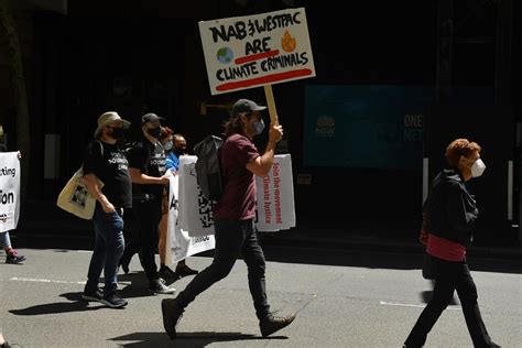 Miles De Manifestantes Exigen Acciones Contra El Cambio Clim Tico Este