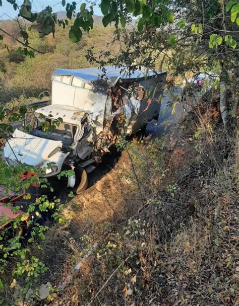 Mortal Choque De Tr Iler Y Autob S En Huetamo Informativo Michoacan Mx