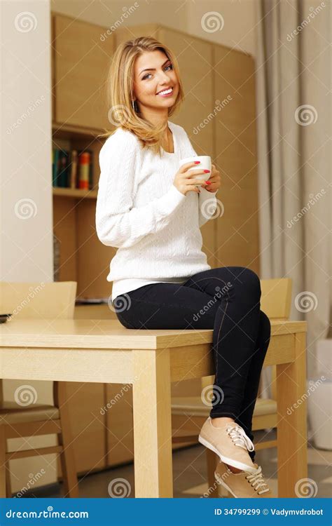 Frau Die Auf Dem Tisch Sitzen Und Trinkender Kaffee Stockbild Bild Von Attraktiv Lebensstil