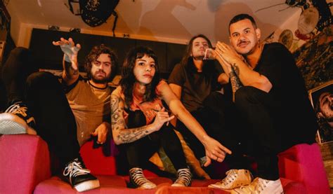 Entrevista Com A Karen Dió Vocalista Da Violet Soda A Banda Será Uma