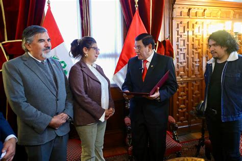 presidente del congreso de la república firma autógrafa de ley que crea la nueva unae ensad