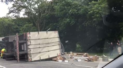 Carreta Tomba E Deixa Dois Feridos Na Pista De Subida Da Serra Das