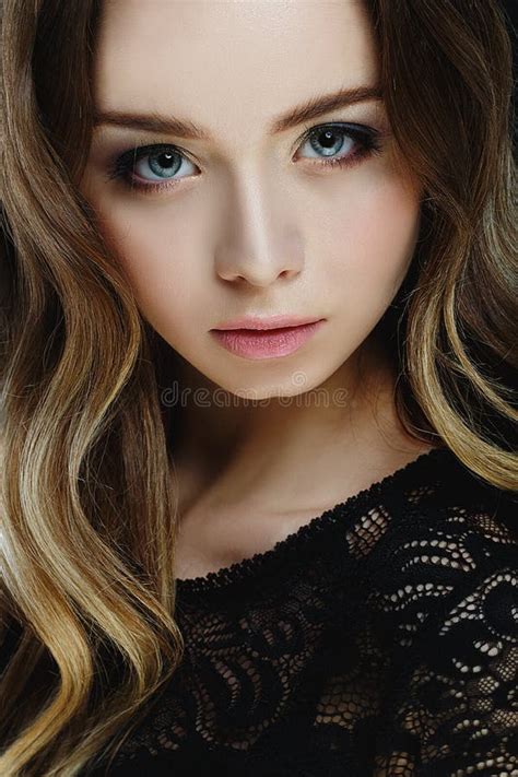 Belle Fille Blonde Avec De Grands Yeux Bleus Sur Le Fond Noir Image Stock Image Du Visage