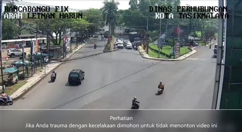 Video Detik Detik Truk Rem Blong Tabrak Sepeda Dan Motor Di Dekat