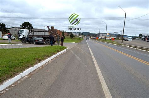 Carro entra embaixo de caminhão em forte batida Notícia no Ato