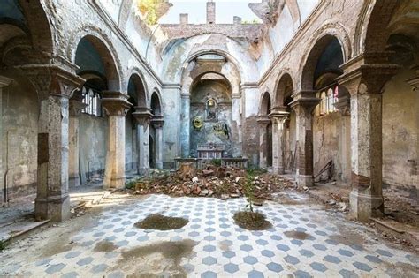 Verlaten Kerk in Italië van Roman Robroek Foto s van Verlaten