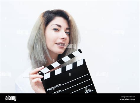 Jeune Femme Blonde Yeux Bleu Actrice Audition Avec Movie Clapper Sur Fond Blanc Photo Stock Alamy