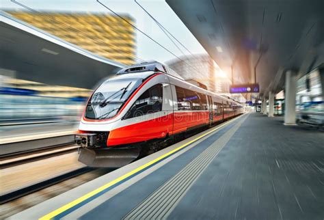 Treno Ad Alta Velocit In Movimento Sulla Stazione Al Tramonto Immagine