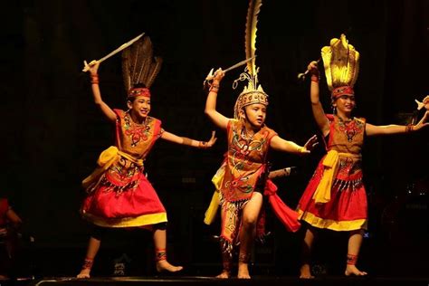 Tari Mandau Tari Perang Khas Suku Dayak