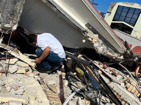 Así se derrumba el techo de una iglesia en Tamaulipas mientras se