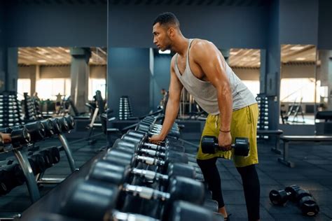 Hombre Musculoso Elegir Pesas Pesadas En El Entrenamiento En El