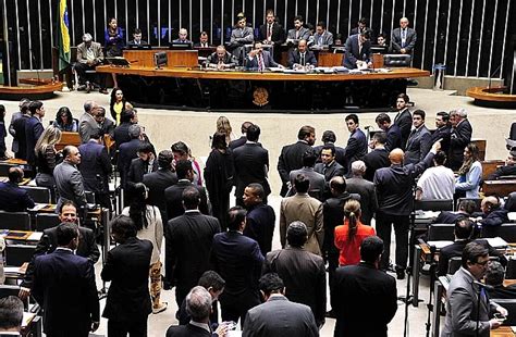 Sessão da CCJ para analisar denúncia contra Temer e ministros começa