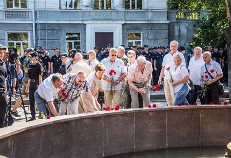 Gente Reunida Cerca Del Monumento a La Reverencia Por La PolicÃa Que