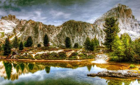 lago rodeado de árboles dolomitas montañas tofane italia vista