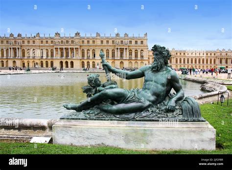Versailles France August 6 2011 Statue Of Le Rhone At Water