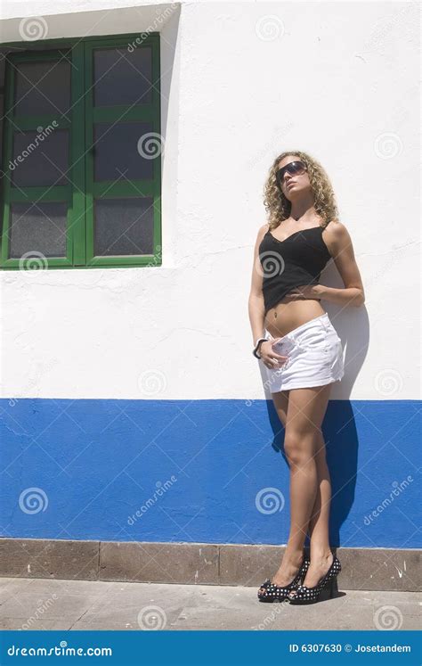 Fille Blonde Sexy Sous Le Soleil Photo Stock Image Du Femmes Fleur