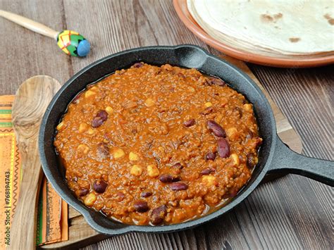 Plat mexicain traditionnel chili con carne avec viande hachée de