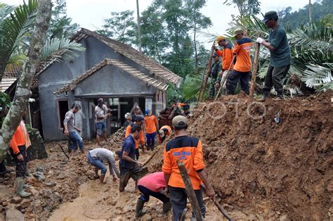 BENCANA TANAH BERGERAK BANJARNEGARA ANTARA Foto