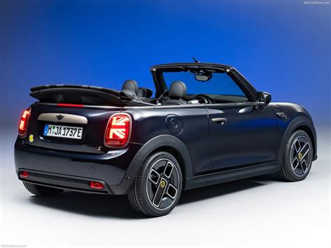 Mini Cooper SE Convertible (2023) - picture 113 of 182