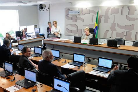 Comissão do Senado aprova proposta que proíbe pulverização de