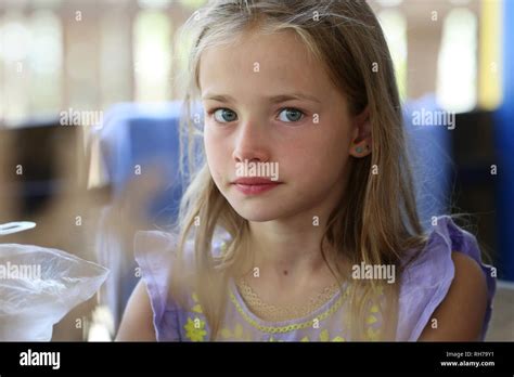 Portrait D Une Petite Fille Aux Cheveux Longs Et Les Yeux Bleus D Une