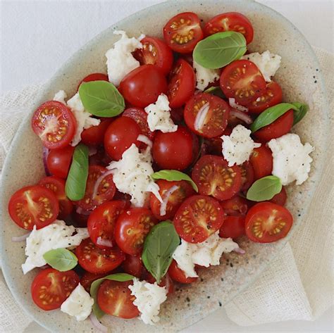 Tomatsalat Med Mozzarella Og Basilikum Maria Vestergaard