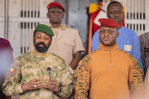 Le Colonel Assimi Go Ta Lissue De Sa Visite Au Burkina Faso