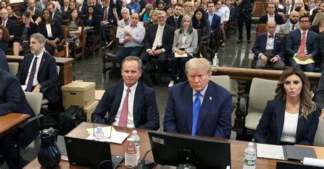 Trump In Aula Al Processo Per Frode Mi Perseguitano Per Rallentare La