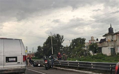 Conductor se da a la fuga tras atropellar a peatón y motociclista en