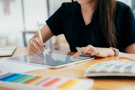 Diseñadora gráfica trabajando en su escritorio en la oficina del