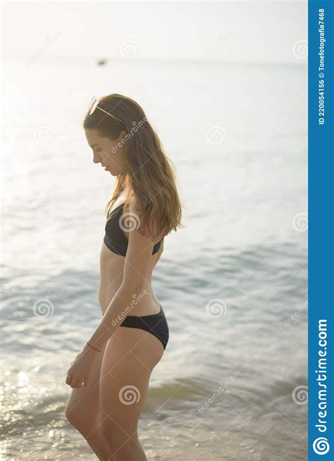 Hermosa Mujer En Bikini Negro Est Caminando En La Playa Foto De