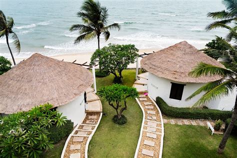 Bungalows at a luxury resort | Premium Photo - rawpixel