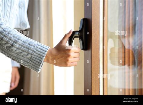 Mano abiendo una puerta mujer fotografías e imágenes de alta resolución