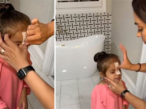 Bà mẹ gây tranh cãi gay gắt vì đưa con trai vào nhà tắm công cộng nữ