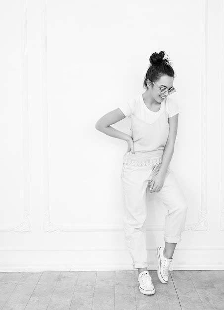 Portrait De Mod Le De Jeune Fille Belle Jeune Femme Brune Avec Du Maquillage Nude Dans Des