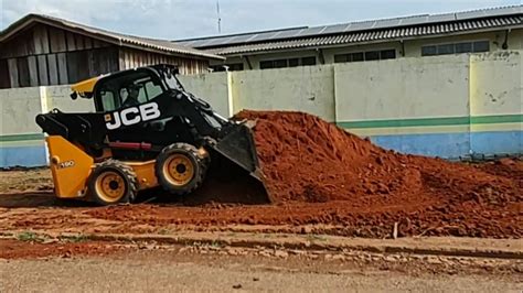 Espalhando Terra Ao Lado Do Murro Do Col Gio E Retirando Tronco De Uma