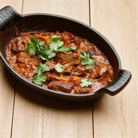 Рагу из мраморной говядины с овощами в чугуне