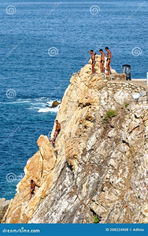 Cliff Divers Jump At La Quebrada Acapulco Mexico Editorial Stock