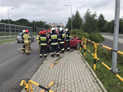 Wypadek w Wodzisławiu Śl Samochód uderzył w barierki na ulicy