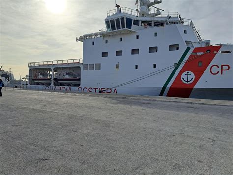 Migranti In 201 Sbarcano A Messina Su Nave Della Guardia Costiera