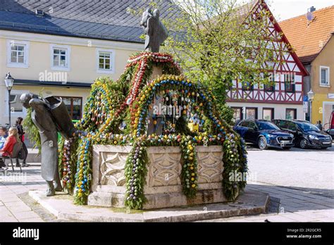 Osterbrunnen Mit Bunten Ostereiern In Ebermannstadt Auf Dem Marktplatz