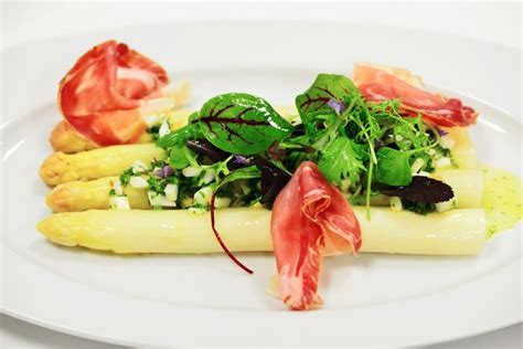 Marinierter Spargel mit Fenchelschinken und Kräuter Ei Vinaigrette