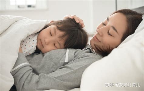 宝宝总喜欢粘着妈妈，是因为“有苦”说不出，妈妈要了解背后原因 知乎