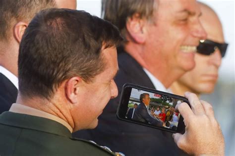 Pai De Mauro Cid Deixa Rosto Escapar Em Reflexo De Foto Usada Para