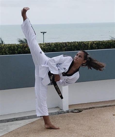 Pin By Ruddy R On Artes Marciales Martial Arts Girl Women Karate Martial Artist